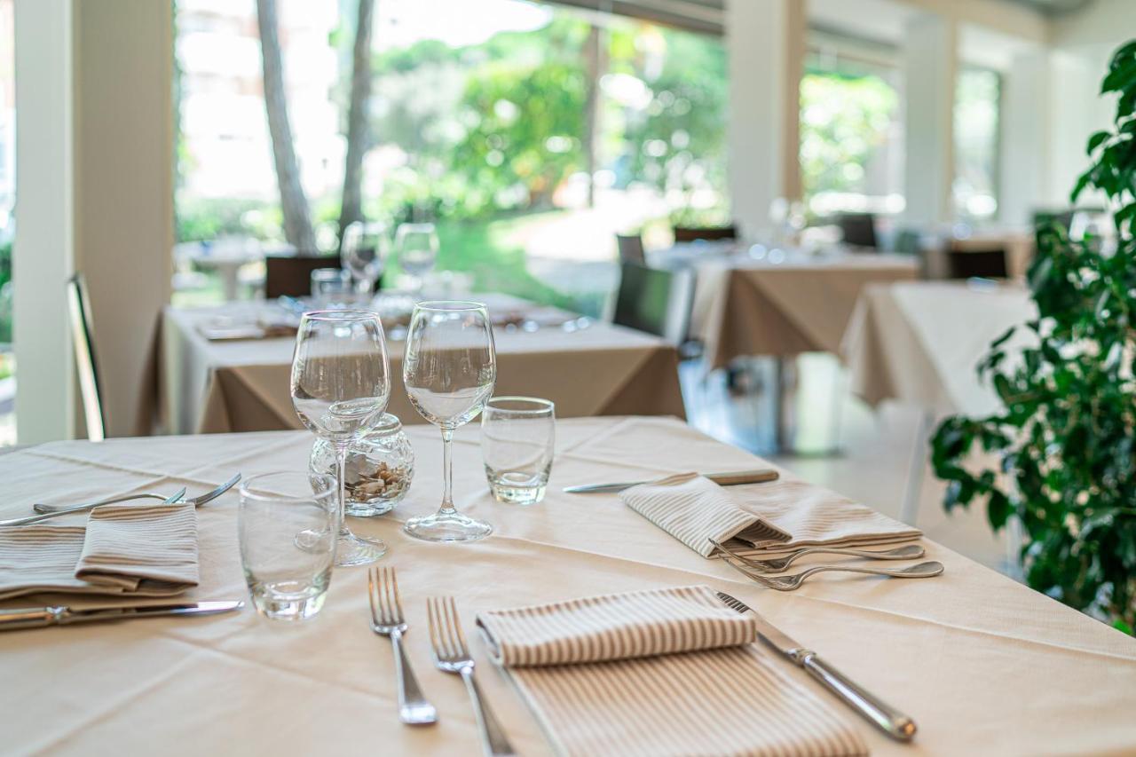 Hotel Martini Lignano Sabbiadoro Ngoại thất bức ảnh